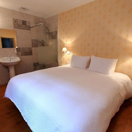 Hotel Saint Georges Troyes Quarto foto A room at the hotel