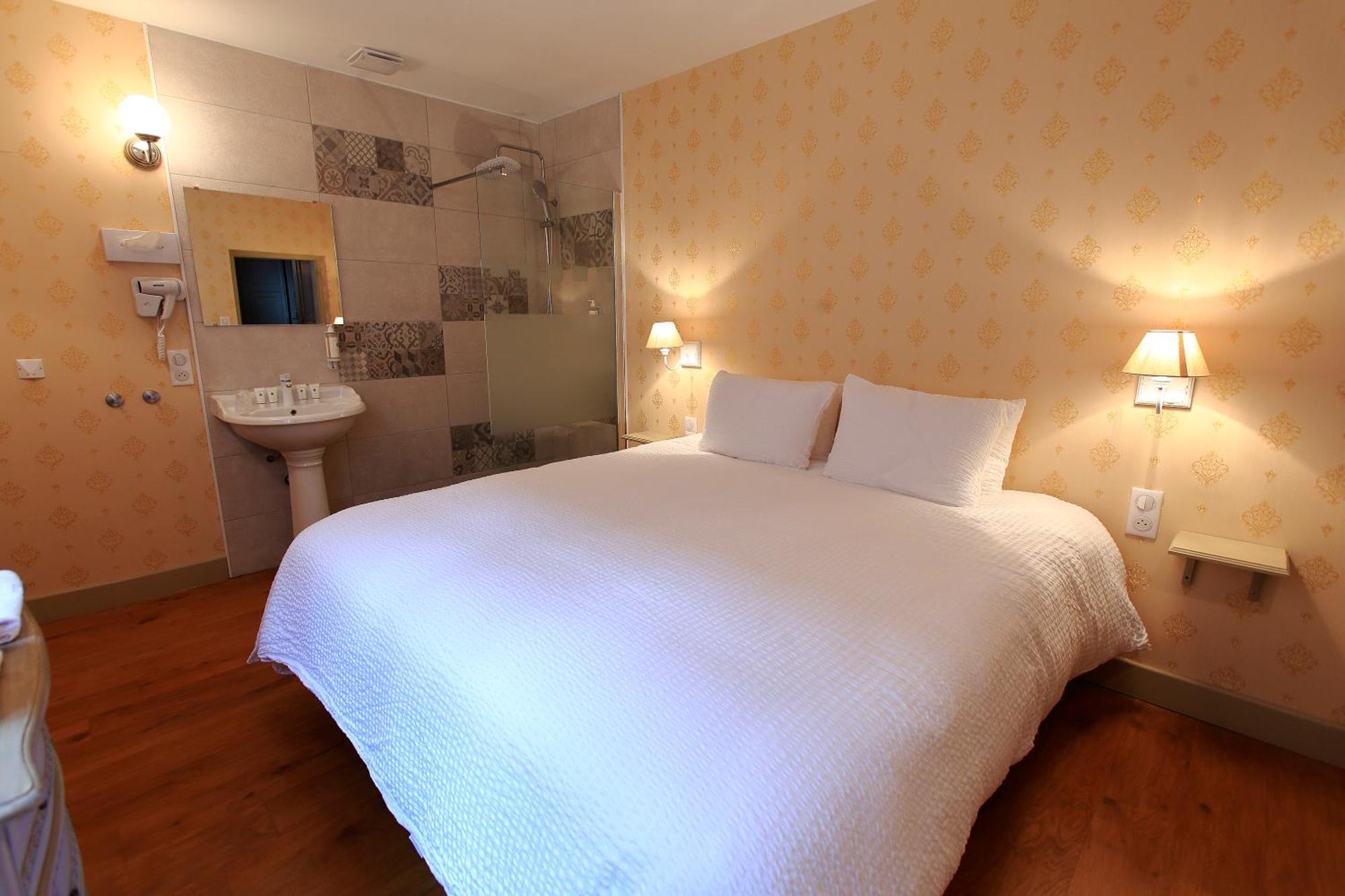 Hotel Saint Georges Troyes Quarto foto A room at the hotel