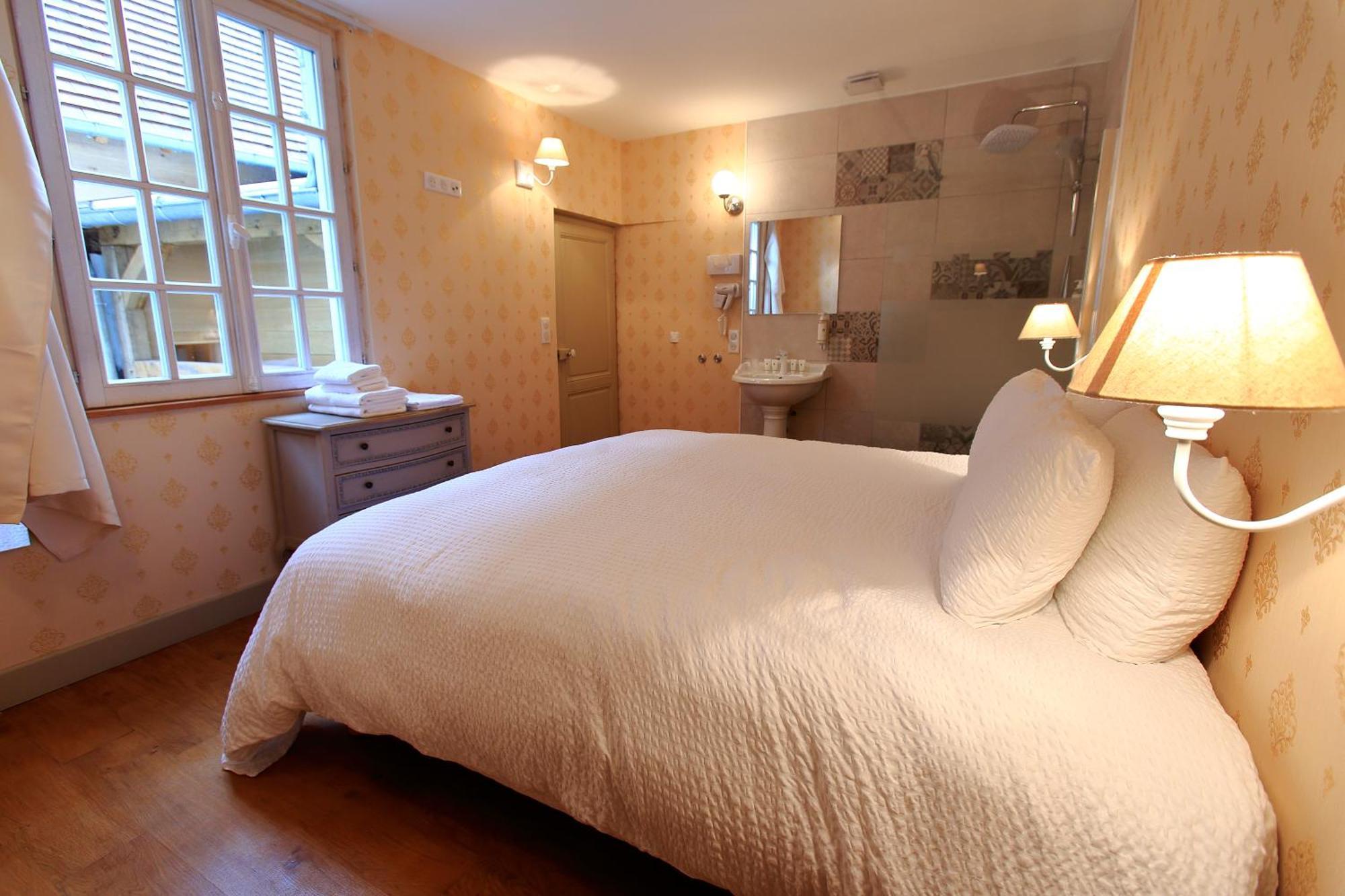 Hotel Saint Georges Troyes Exterior foto A bedroom at the hotel
