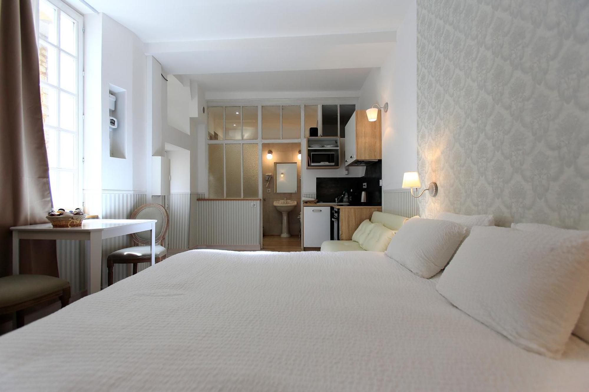 Hotel Saint Georges Troyes Exterior foto A studio apartment in Paris, France