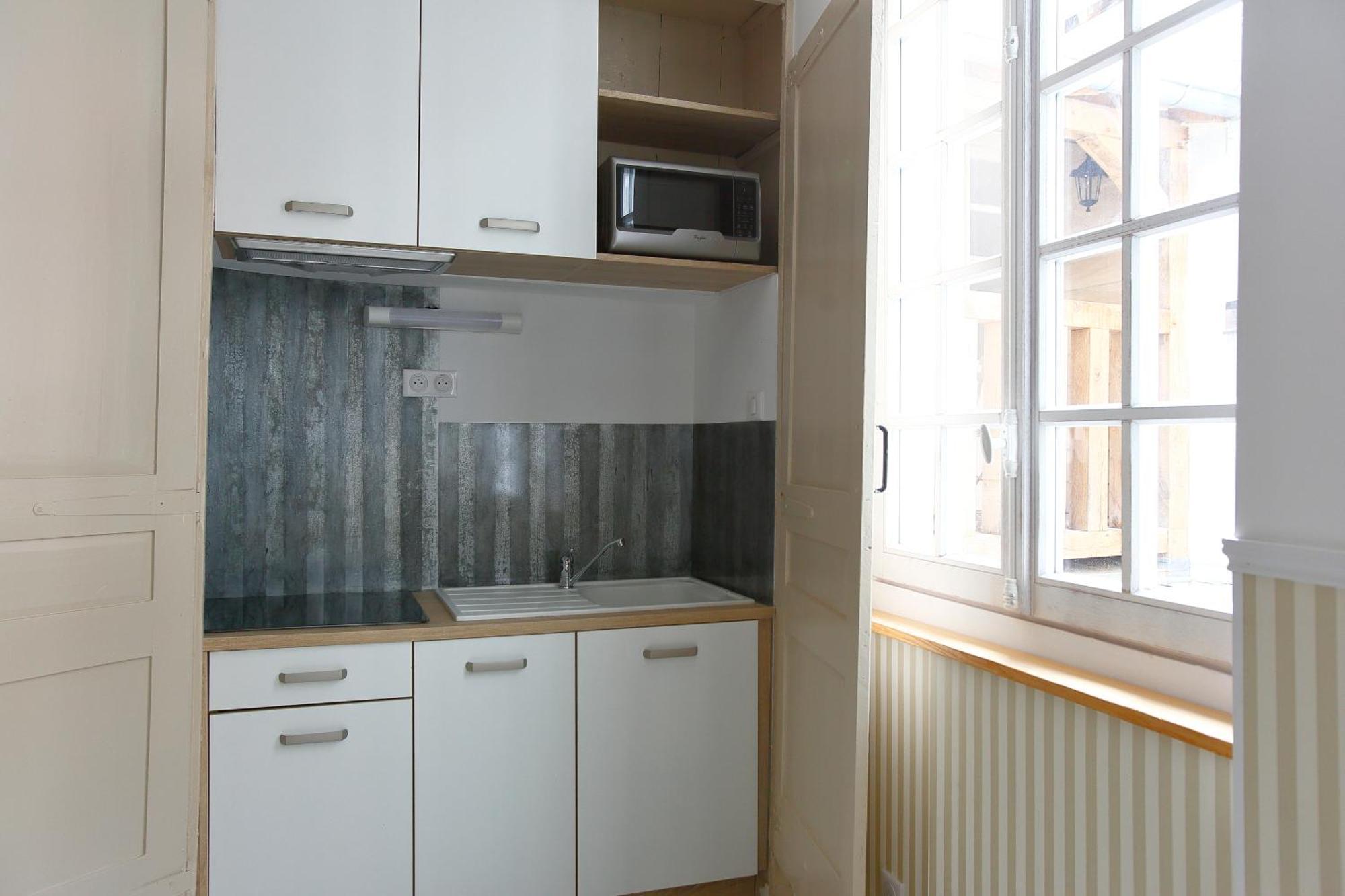 Hotel Saint Georges Troyes Quarto foto A kitchenette in a French apartment
