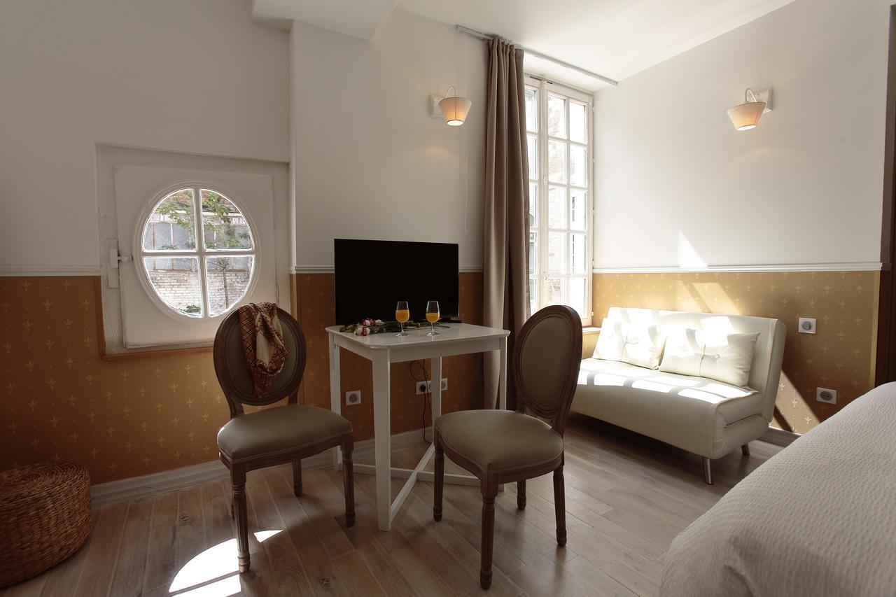 Hotel Saint Georges Troyes Exterior foto A room at the hotel