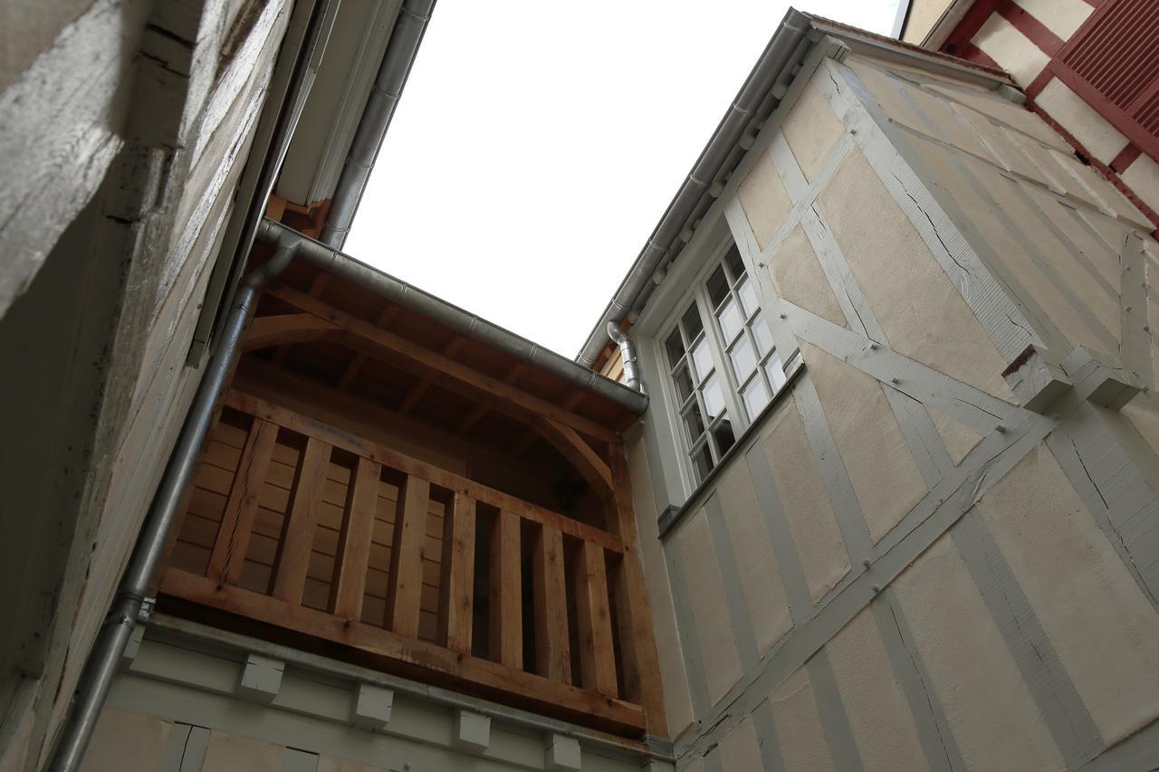 Hotel Saint Georges Troyes Exterior foto A view of the balcony of the house
