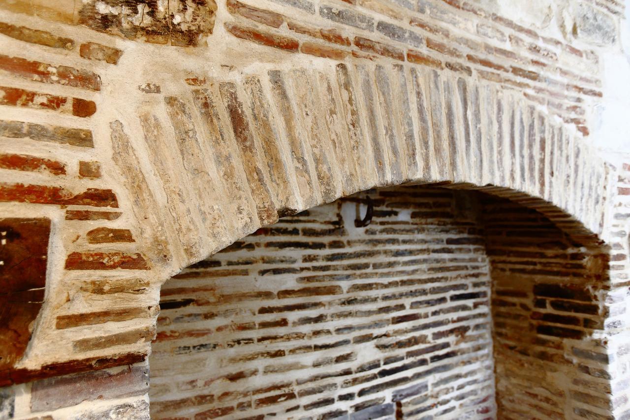 Hotel Saint Georges Troyes Exterior foto The Romanesque arch of the church