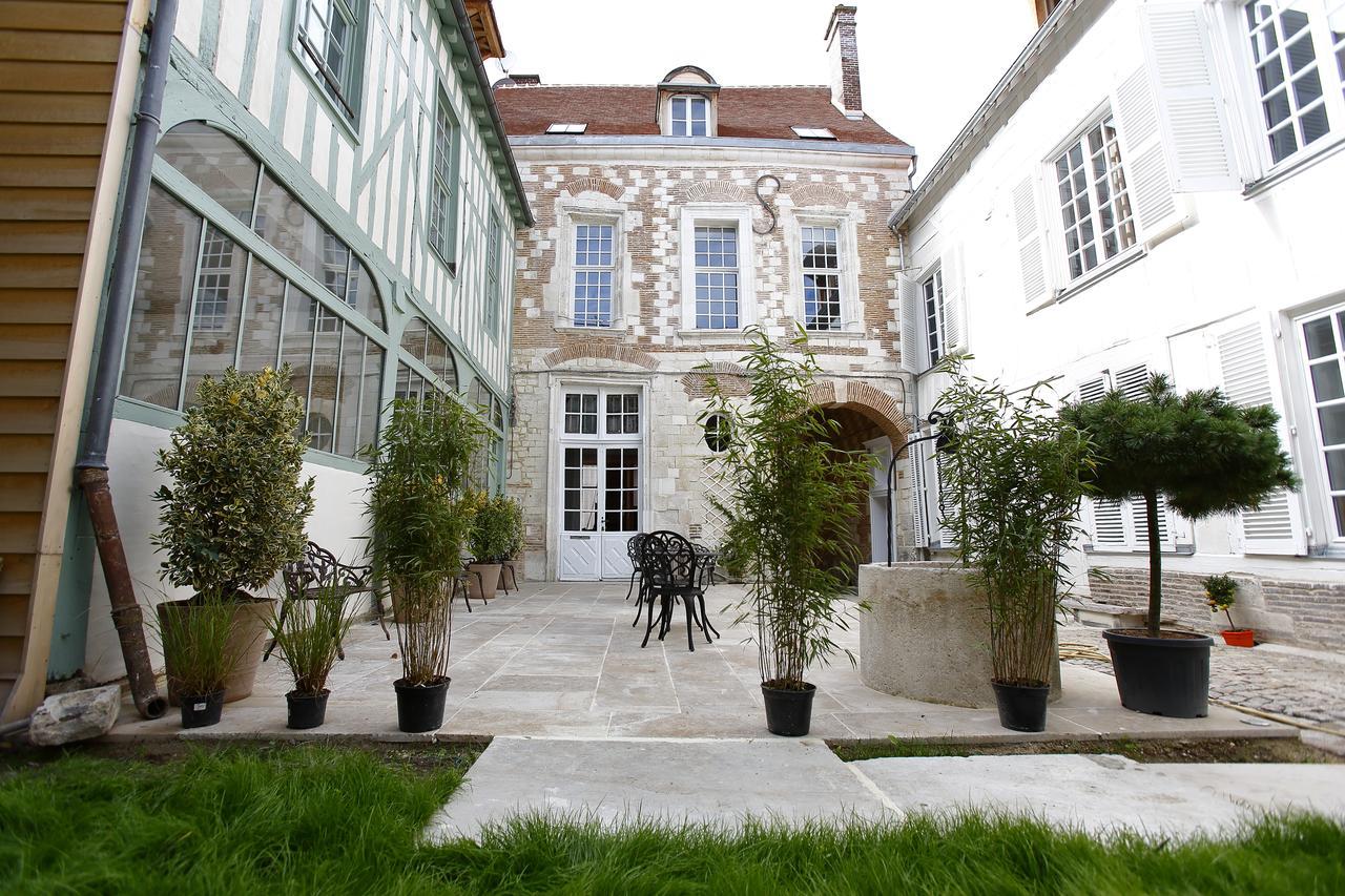Hotel Saint Georges Troyes Exterior foto The courtyard of the Hôtel de Launay