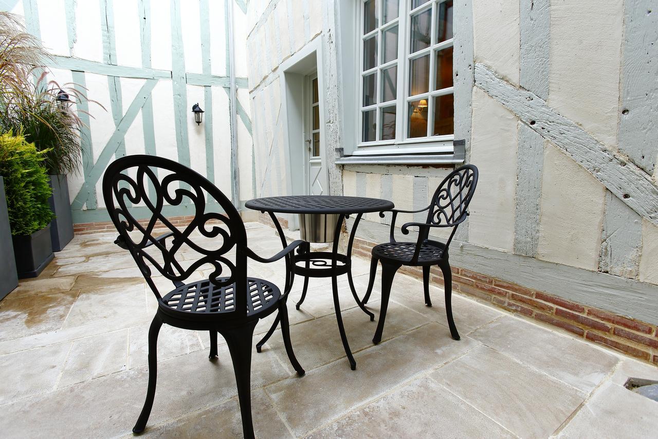 Hotel Saint Georges Troyes Exterior foto The courtyard at The Old House