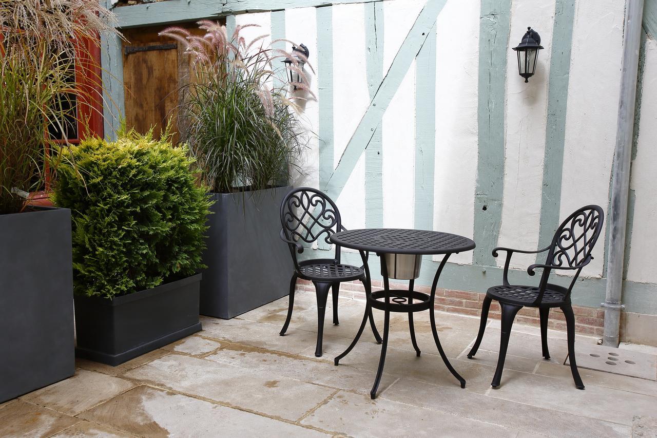 Hotel Saint Georges Troyes Exterior foto A cast aluminium patio set