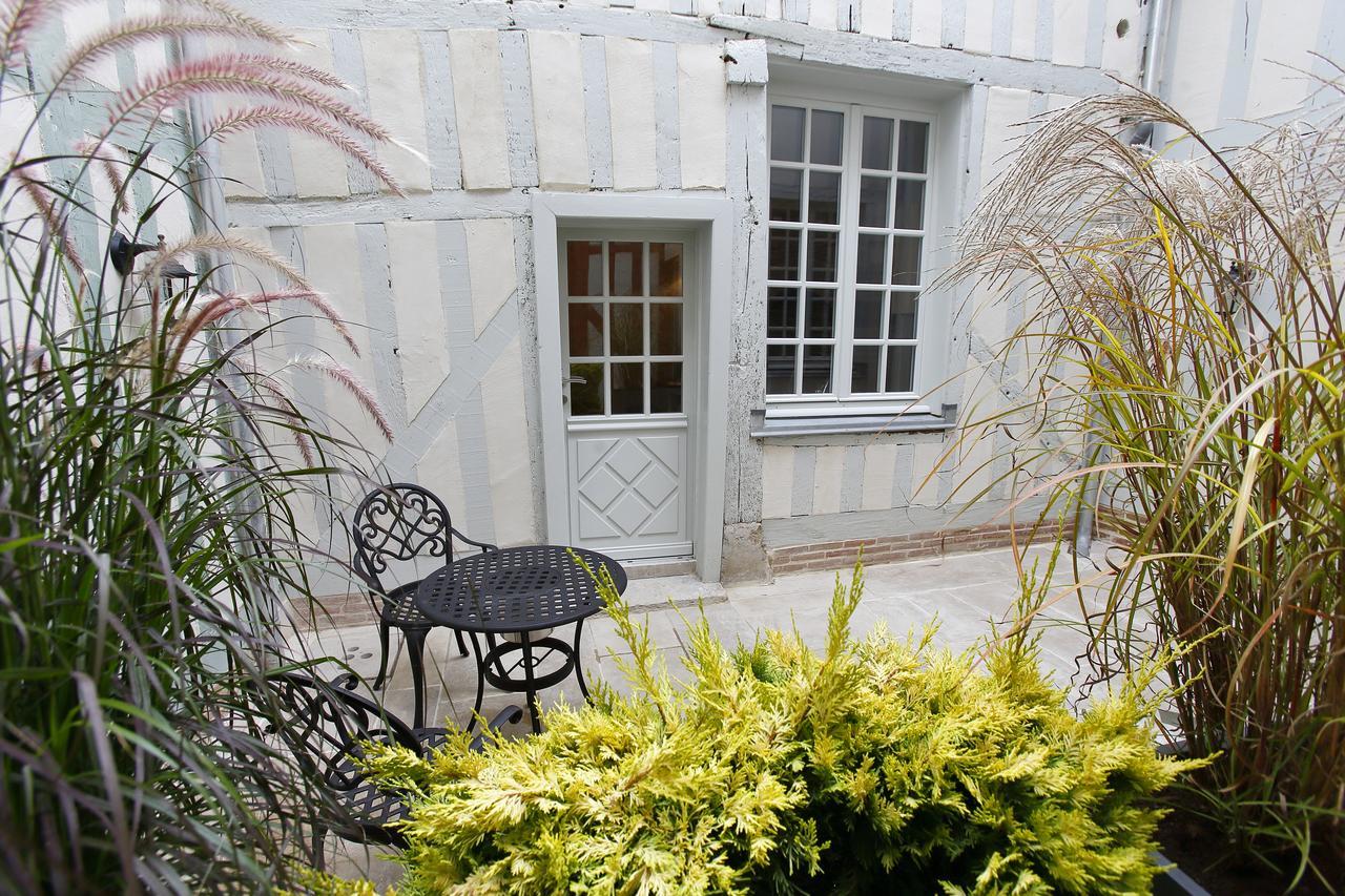 Hotel Saint Georges Troyes Exterior foto The courtyard of the museum
