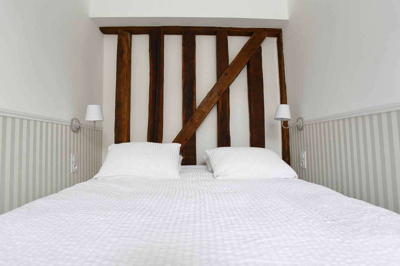 Hotel Saint Georges Troyes Exterior foto A bed with a white sheet