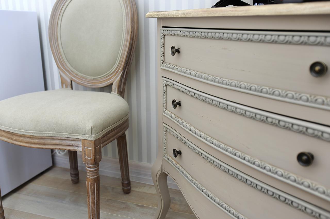 Hotel Saint Georges Troyes Exterior foto A Louis XV style commode
