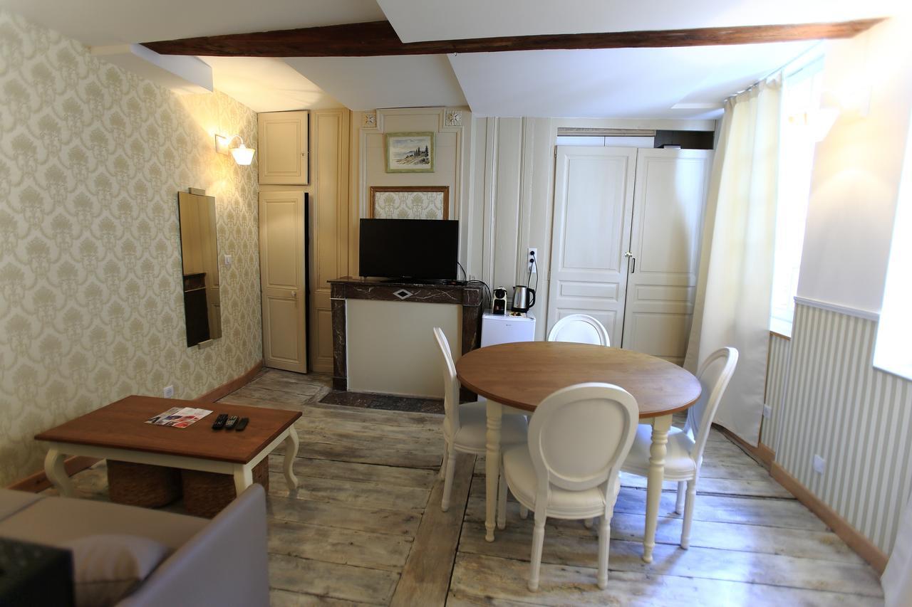 Hotel Saint Georges Troyes Exterior foto A studio apartment in France
