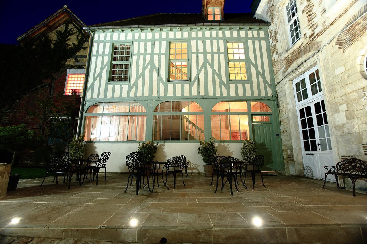 Hotel Saint Georges Troyes Exterior foto The courtyard of the hotel