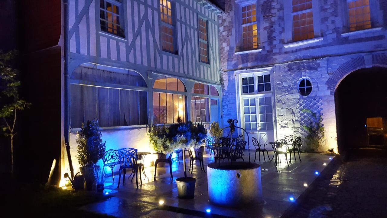 Hotel Saint Georges Troyes Exterior foto The courtyard of the museum