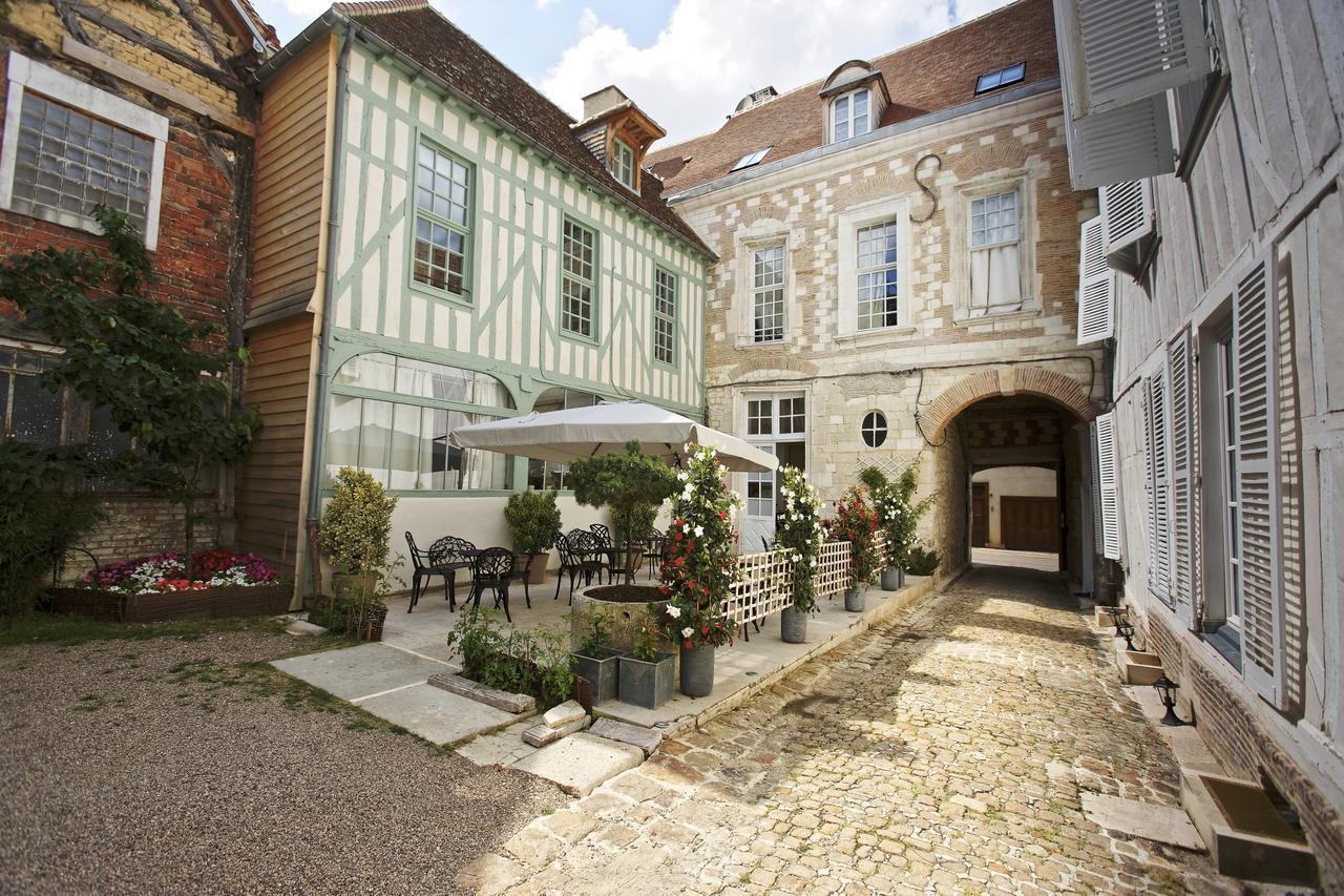 Hotel Saint Georges Troyes Exterior foto The courtyard of the Hôtel de Launay