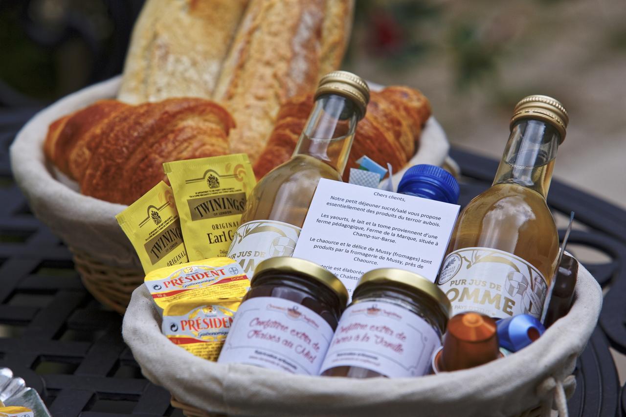 Hotel Saint Georges Troyes Exterior foto A typical breakfast basket