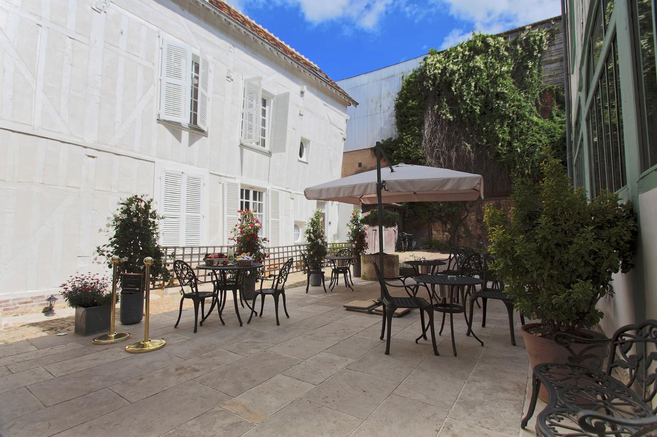 Hotel Saint Georges Troyes Exterior foto The courtyard of the hotel